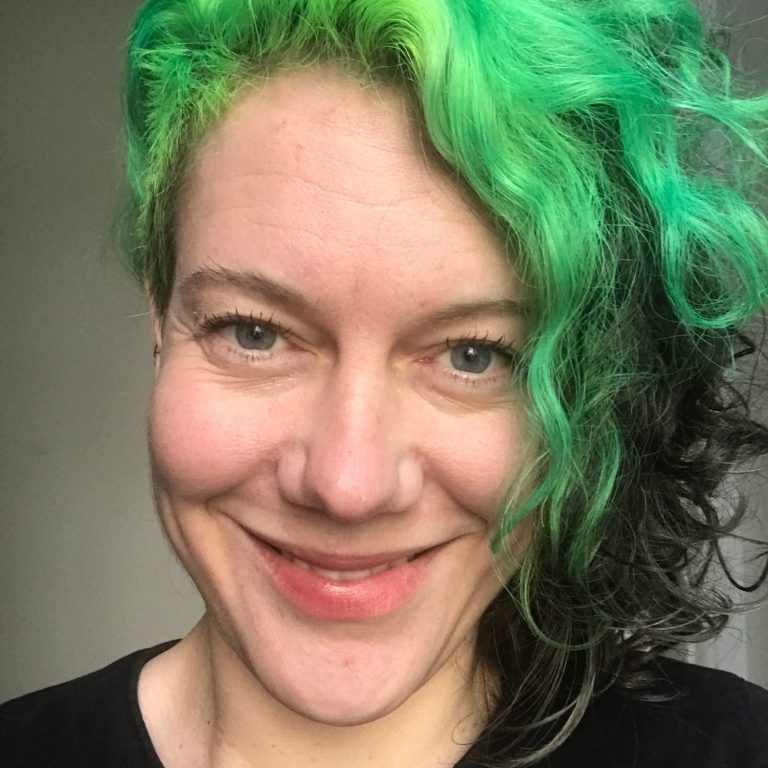 Portrait einer Gesangslehrerin mit Schwerpunkt auf Gesangsunterricht, Stimmcoaching und Ausdruck im Gesang